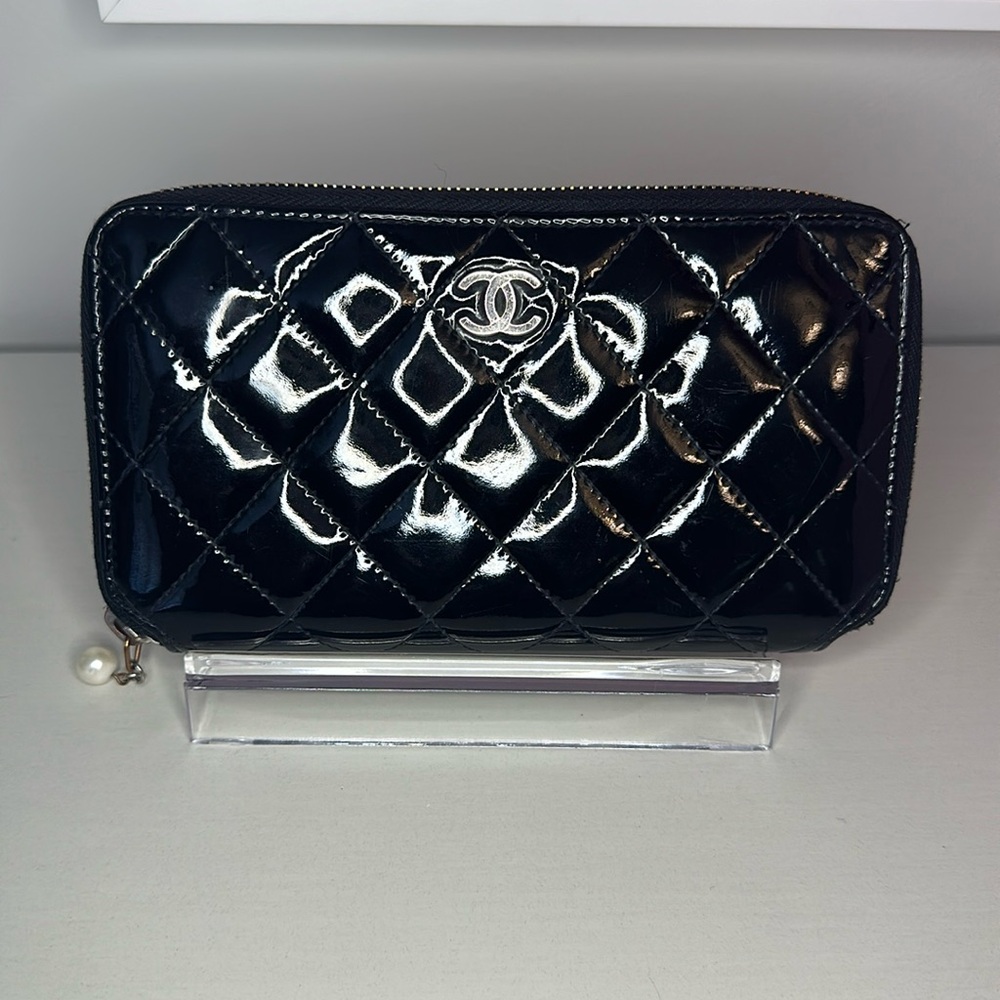Chanel Black Patent Leather Quilted Wallet with Silver Hardware - Pre-Loved